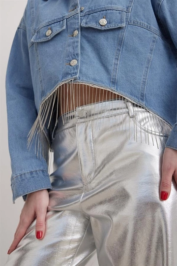 Ein Bekleidungsmodell aus dem Großhandel trägt  Jacke Mit Quasten-Detail In Hellblau
, türkischer Großhandel Jeansjacke von Levure