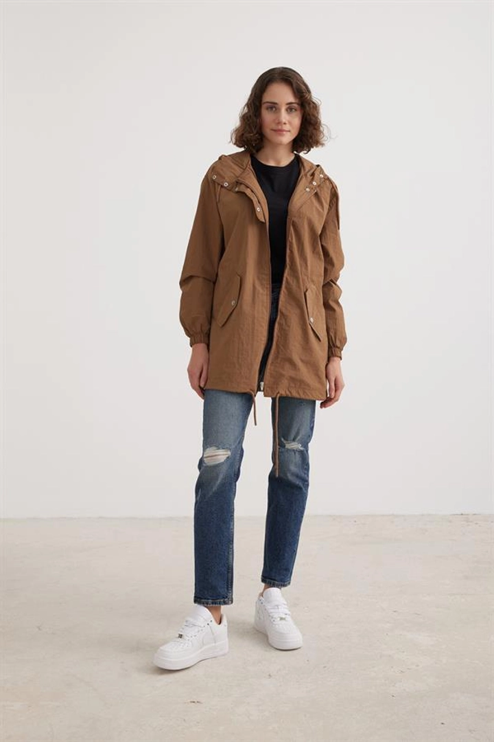 A wholesale clothing model wears lev10100-parachute-fabric-ornamental-placket-pocket-detail-long-women's-trench-coat-brown, Turkish wholesale Trenchcoat of Levure