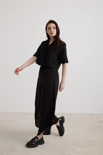 Ένα μοντέλο χονδρικής πώλησης ρούχων φοράει  Σορτς Μέσης Ελαστική Λεπτομέρεια Μαύρο
, τούρκικο Παντελόνι χονδρικής πώλησης από Levure
