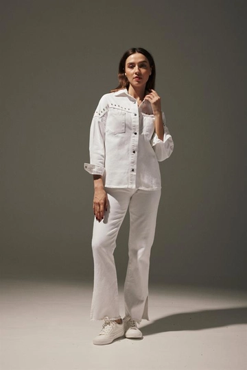 Una modella di abbigliamento all'ingrosso indossa  Giacca da Donna in Gabardine Ricamata Pietra Bianca
, vendita all'ingrosso turca di Giacca di Levure