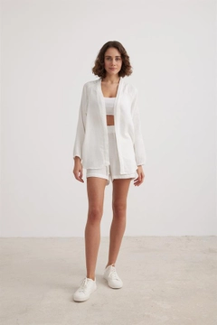 A wholesale clothing model wears lev10115-women's-muslin-elastic-waist-shorts-ecru, Turkish wholesale Shorts of Levure