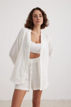 A wholesale clothing model wears lev10115-women's-muslin-elastic-waist-shorts-ecru, Turkish wholesale Shorts of Levure