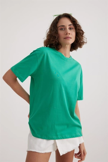 Ein Bekleidungsmodell aus dem Großhandel trägt  Damen-T-Shirt Mit Rundhalsausschnitt Benetton
, türkischer Großhandel T-Shirt von Levure