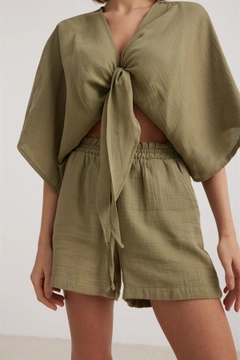 Ένα μοντέλο χονδρικής πώλησης ρούχων φοράει lev10135-women's-muslin-tie-blouse-khaki, τούρκικο Crop top χονδρικής πώλησης από Levure