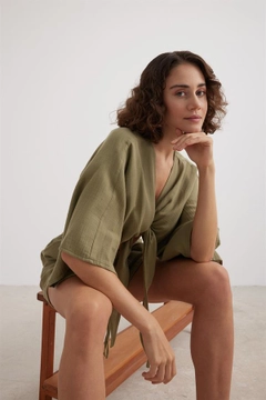 Ένα μοντέλο χονδρικής πώλησης ρούχων φοράει lev10135-women's-muslin-tie-blouse-khaki, τούρκικο Crop top χονδρικής πώλησης από Levure