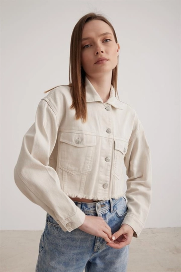Una modella di abbigliamento all'ingrosso indossa  Giacca di jeans da donna corta con nappe dettagliate Stone
, vendita all'ingrosso turca di Giacca di Levure