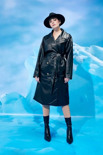 Ein Bekleidungsmodell aus dem Großhandel trägt  Damen-Trenchcoat Aus Lederstoff Mit Taillengürtel  Schwarz
, türkischer Großhandel Trenchcoat von Levure