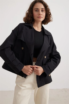 A wholesale clothing model wears lev10169-women's-short-trench-coat-black, Turkish wholesale Trenchcoat of Levure