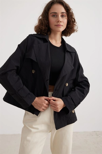 Una modella di abbigliamento all'ingrosso indossa  Trench corto da donna Nero
, vendita all'ingrosso turca di Impermeabile di Levure