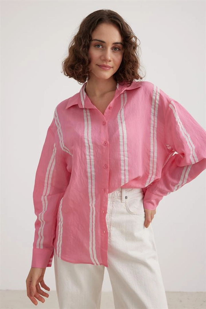 A wholesale clothing model wears lev10177-women's-oversize-thick-striped-shirt, Turkish wholesale Shirt of Levure
