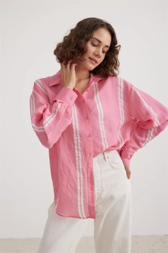 A wholesale clothing model wears lev10177-women's-oversize-thick-striped-shirt, Turkish wholesale Shirt of Levure