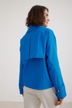 A wholesale clothing model wears lev10180-women's-short-trench-coat-saks, Turkish wholesale Trenchcoat of Levure