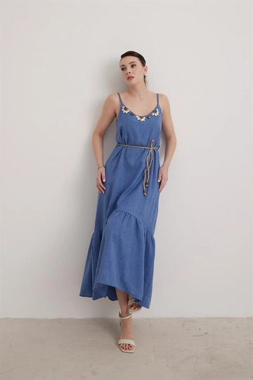 Ein Bekleidungsmodell aus dem Großhandel trägt  Oyster Detailliertes Trägerkleid Für Damen
, türkischer Großhandel Kleid von Levure
