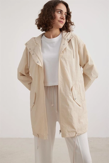 A wholesale clothing model wears  Parachute Fabric Ornamental Placket Pocket Detail Long Women's Trench Coat Stone
, Turkish wholesale Trenchcoat of Levure