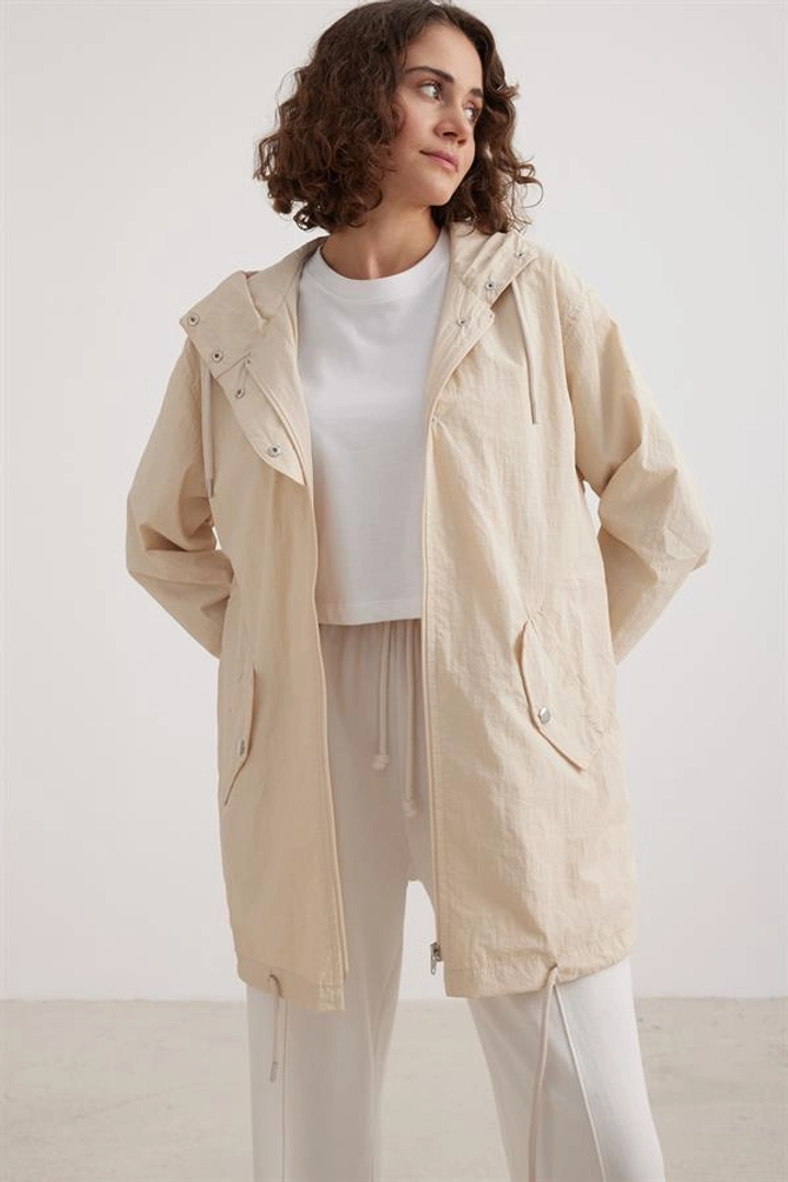 A wholesale clothing model wears lev10189-parachute-fabric-ornamental-placket-pocket-detail-long-women's-trench-coat-stone, Turkish wholesale Trenchcoat of Levure