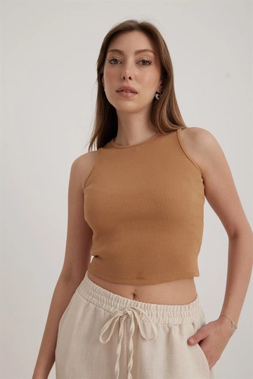 Bir model, Levure toptan giyim markasının  Kadın Sıfır Kollu Askılı Bluz Camel
 toptan Atlet ürününü sergiliyor.