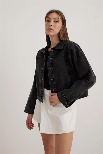 Bir model, Levure toptan giyim markasının  Çıt Çıtlı Kadın Kot Ceket Black
 toptan Kot Ceket ürününü sergiliyor.