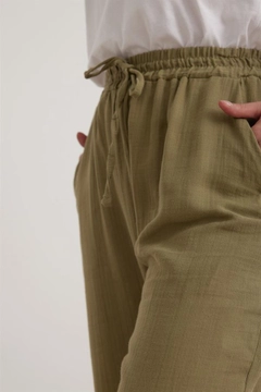 Una modelo de ropa al por mayor lleva lev10200-muslin-loose-women's-trousers-khaki, Pantalón turco al por mayor de Levure