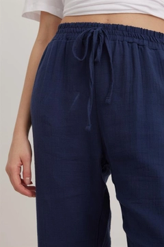 Een kledingmodel uit de groothandel draagt lev10210-muslin-loose-women's-trousers-navy-blue, Turkse groothandel Broek van Levure