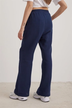 Bir model, Levure toptan giyim markasının lev10210-muslin-loose-women's-trousers-navy-blue toptan Pantolon ürününü sergiliyor.