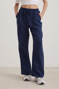 Bir model, Levure toptan giyim markasının lev10210-muslin-loose-women's-trousers-navy-blue toptan Pantolon ürününü sergiliyor.