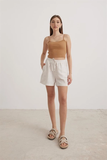 Bir model, Levure toptan giyim markasının  Salaş Keten Kadın Şort Taş
 toptan Şort ürününü sergiliyor.
