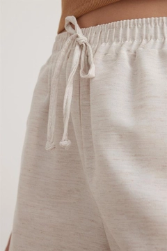 A wholesale clothing model wears lev10211-casual-linen-women's-shorts-stone, Turkish wholesale Shorts of Levure