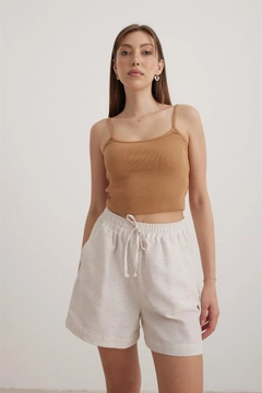 A wholesale clothing model wears lev10211-casual-linen-women's-shorts-stone, Turkish wholesale Shorts of Levure