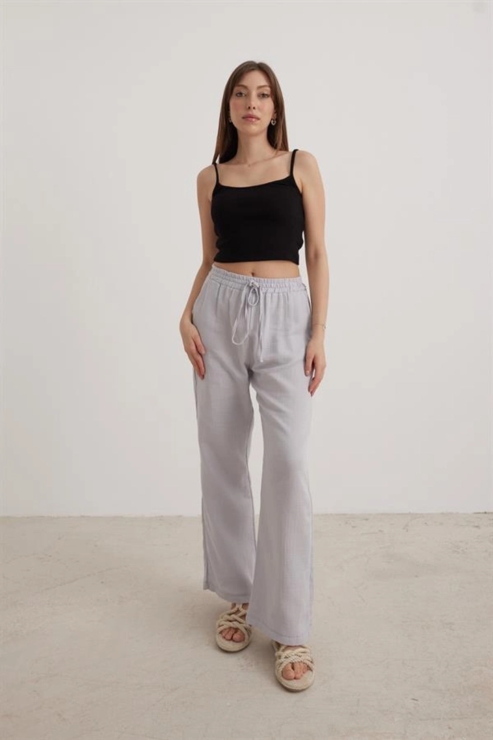 Bir model, Levure toptan giyim markasının lev10217-muslin-loose-women's-trousers-gray toptan Pantolon ürününü sergiliyor.