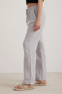 Een kledingmodel uit de groothandel draagt lev10217-muslin-loose-women's-trousers-gray, Turkse groothandel Broek van Levure