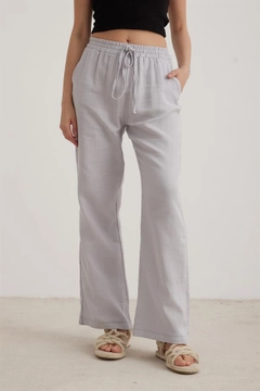 Bir model, Levure toptan giyim markasının lev10217-muslin-loose-women's-trousers-gray toptan Pantolon ürününü sergiliyor.