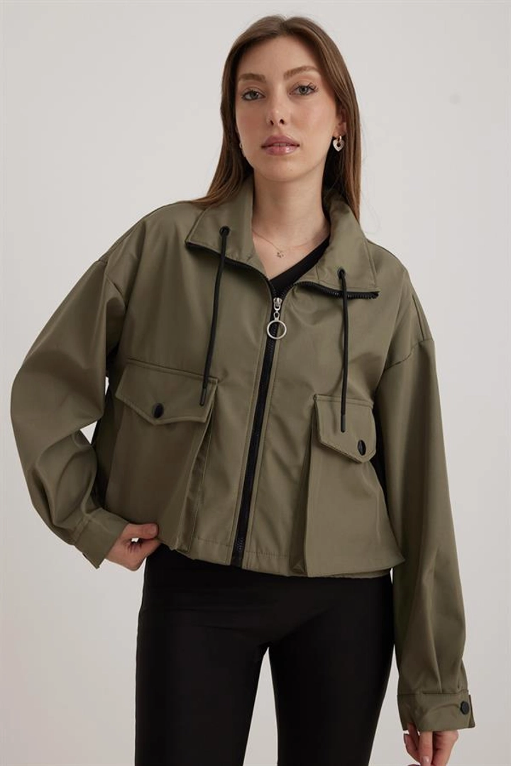 A wholesale clothing model wears lev10221-bellows-pocket-lace-detailed-short-women's-trench-coat-khaki, Turkish wholesale Trenchcoat of Levure