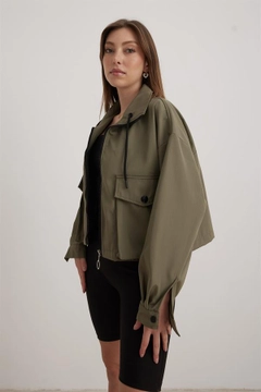 A wholesale clothing model wears lev10221-bellows-pocket-lace-detailed-short-women's-trench-coat-khaki, Turkish wholesale Trenchcoat of Levure