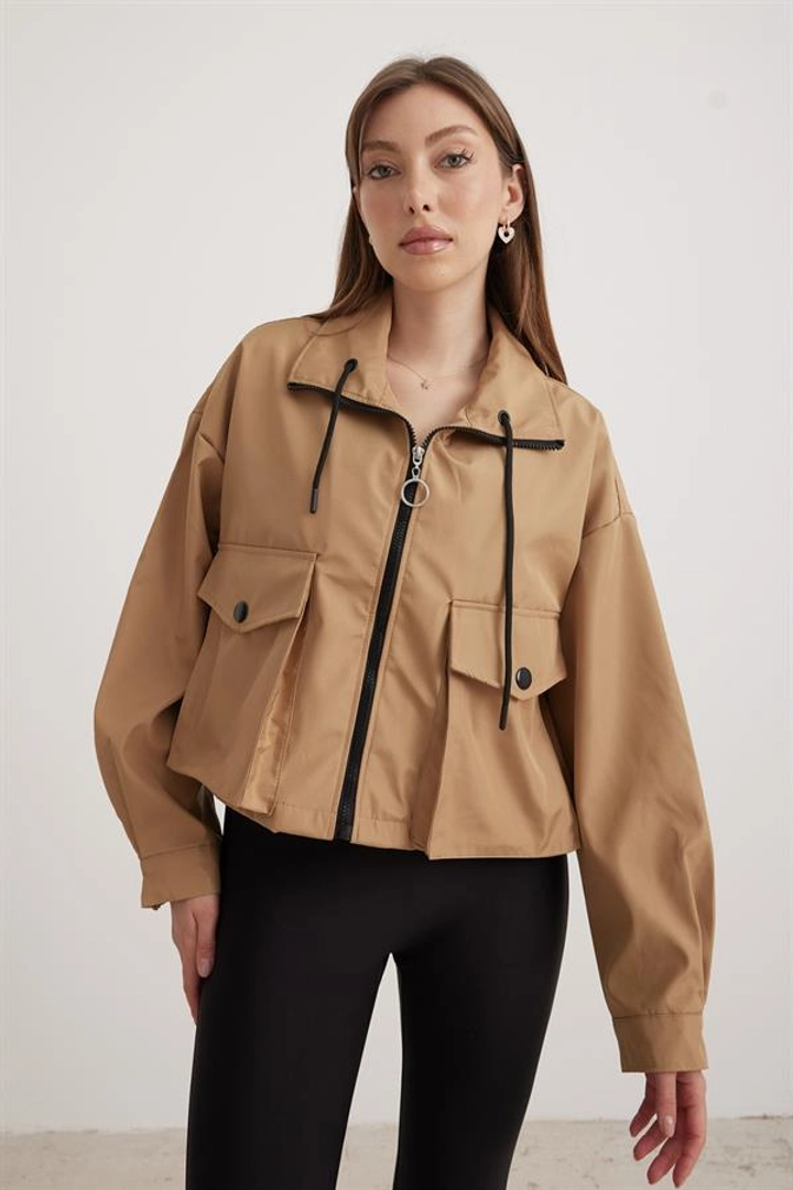 A wholesale clothing model wears lev10234-short-women's-trench-coat-camel-with-bellows-pocket-and-lace-detail, Turkish wholesale Trenchcoat of Levure