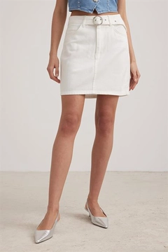 A wholesale clothing model wears lev10282-mini-skirt-with-waist-belt-ring-buckle-white, Turkish wholesale Skirt of Levure