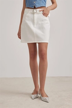 A wholesale clothing model wears lev10282-mini-skirt-with-waist-belt-ring-buckle-white, Turkish wholesale Skirt of Levure