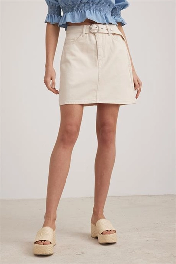Bir model, Levure toptan giyim markasının  Beli Kemer Halka Tokalı Mini Etek Taş
 toptan Etek ürününü sergiliyor.