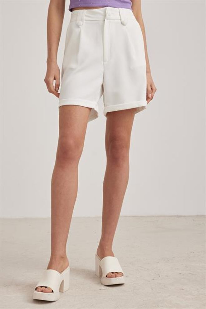 Levure Pantaloncini da donna con bottoni dettagliati Ecru Abbigliamento all'ingrosso Casuale