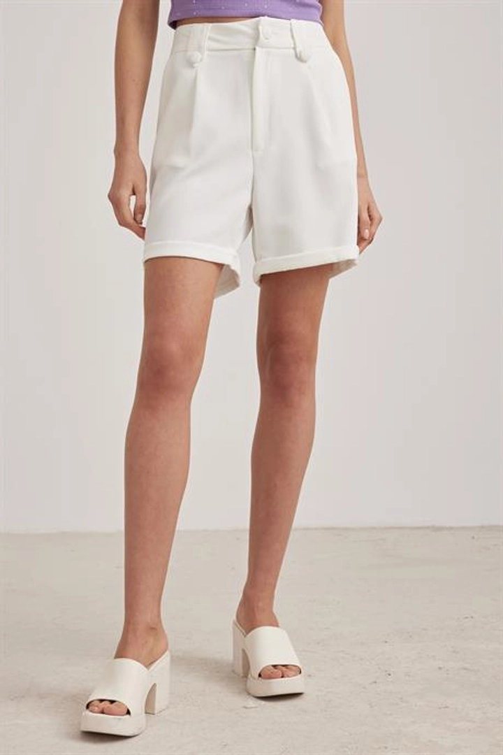 A wholesale clothing model wears lev10302-button-detailed-women's-shorts-ecru, Turkish wholesale Shorts of Levure