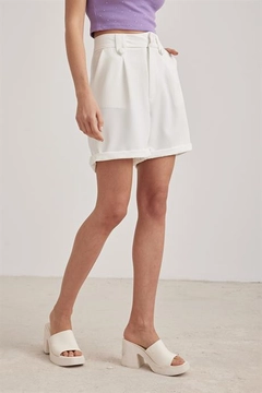 A wholesale clothing model wears lev10302-button-detailed-women's-shorts-ecru, Turkish wholesale Shorts of Levure