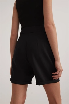 A wholesale clothing model wears lev10305-button-detailed-women's-shorts-black, Turkish wholesale Shorts of Levure