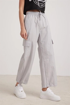 Bir model, Levure toptan giyim markasının lev10306-gray toptan Pantolon ürününü sergiliyor.