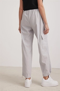 Una modelo de ropa al por mayor lleva lev10306-gray, Pantalón turco al por mayor de Levure