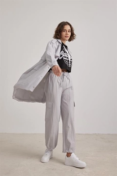 Bir model, Levure toptan giyim markasının lev10306-gray toptan Pantolon ürününü sergiliyor.