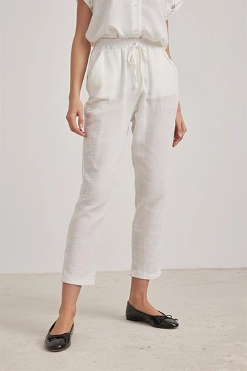 A wholesale clothing model wears  P27-3435 Ecru
, Turkish wholesale Pants of Levure