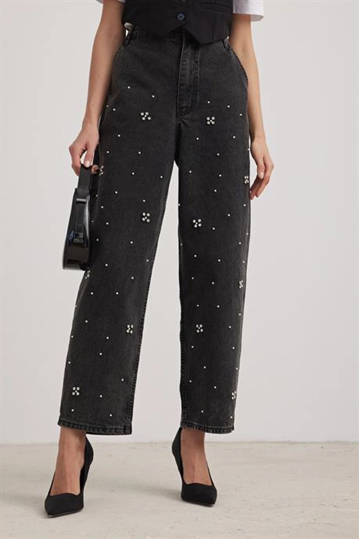 Bir model, Levure toptan giyim markasının lev10317-pearled-jeans-black toptan Kot Pantolon ürününü sergiliyor.