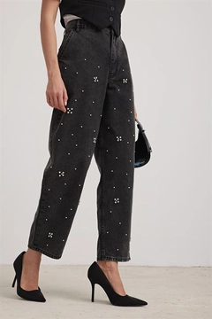 Bir model, Levure toptan giyim markasının lev10317-pearled-jeans-black toptan Kot Pantolon ürününü sergiliyor.