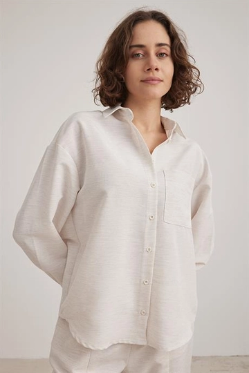 Bir model, Levure toptan giyim markasının  G27-4721 Taş
 toptan Gömlek ürününü sergiliyor.