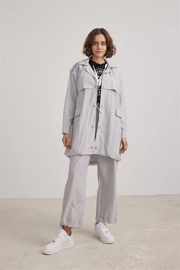 Ein Bekleidungsmodell aus dem Großhandel trägt  T27-8128 Grau
, türkischer Großhandel Trenchcoat von Levure