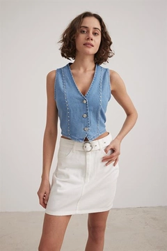 Ένα μοντέλο χονδρικής πώλησης ρούχων φοράει lev10328-staple-detailed-denim-vest-blue, τούρκικο Αμάνικο μπλουζάκι χονδρικής πώλησης από Levure